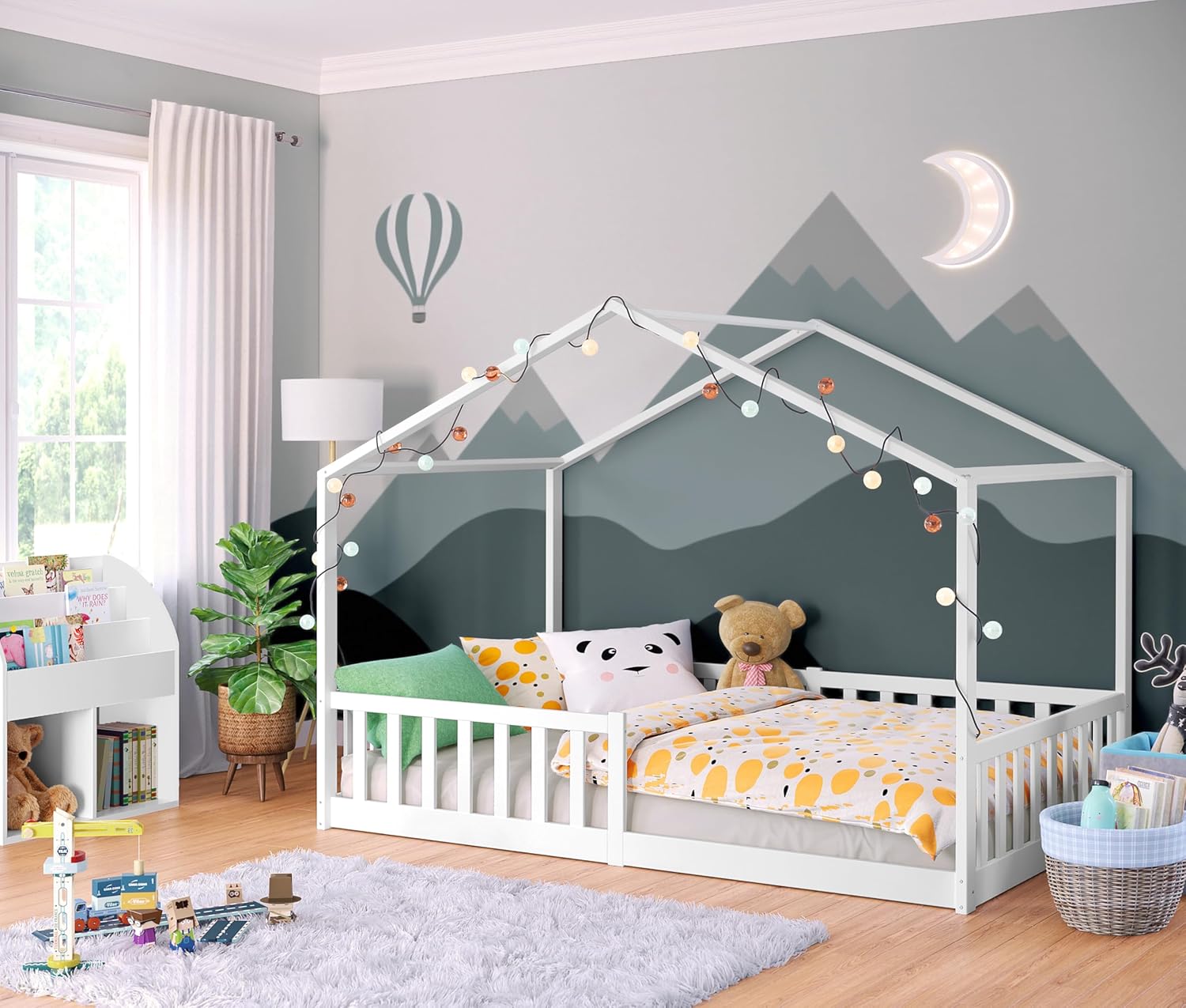 Bellabino Lettino per bambini Bia 140x200 cm, letto a capanna per bambini con protezione anticaduta e rete a doghe arrotolabile, letto a terra Montessori bianco in legno massello di pino