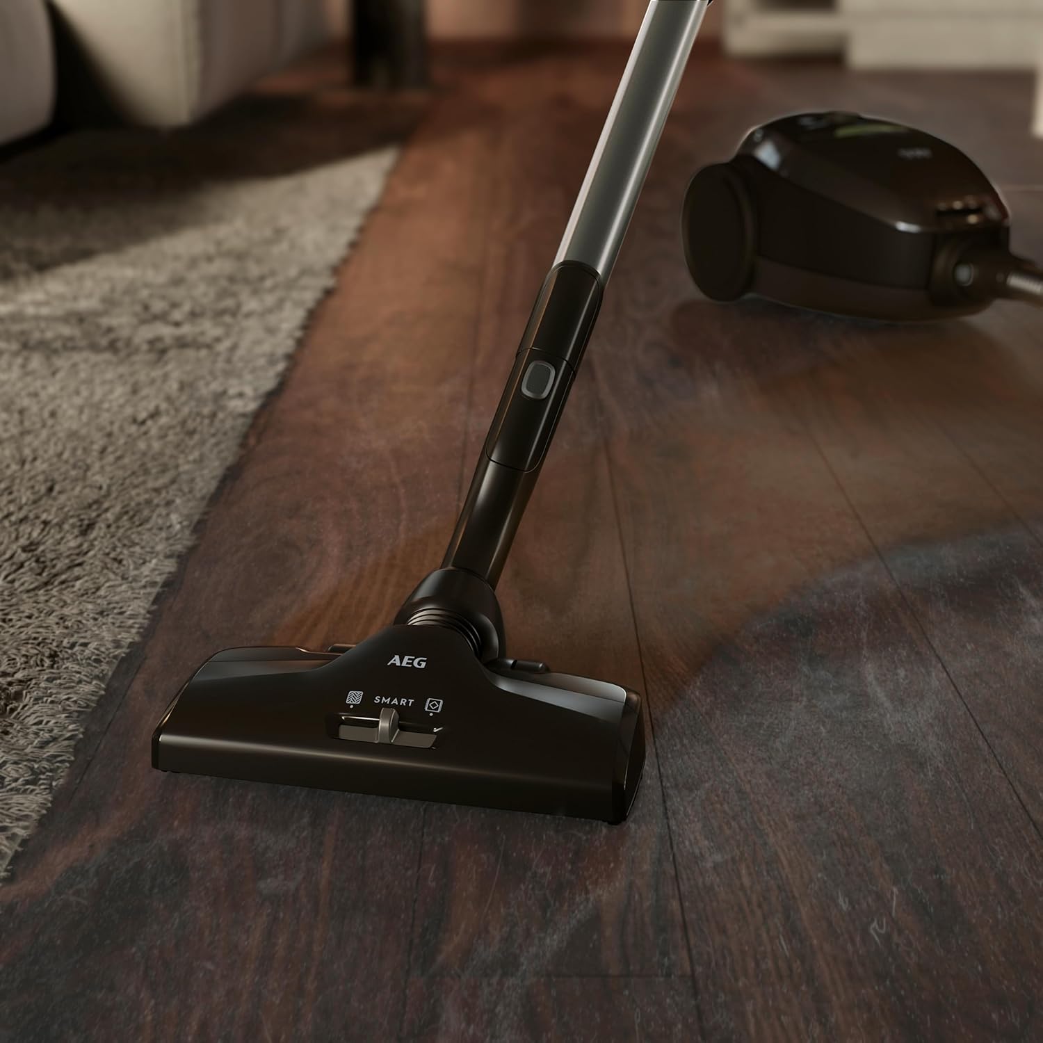AEG VX82-1-KO Aspirapolvere / 75% materiale riciclato / regolazione automatica della potenza di aspirazione / estremamente silenzioso anche su tappeti / raccoglie particelle grandi + piccole / cavo lungo / 600W / nero