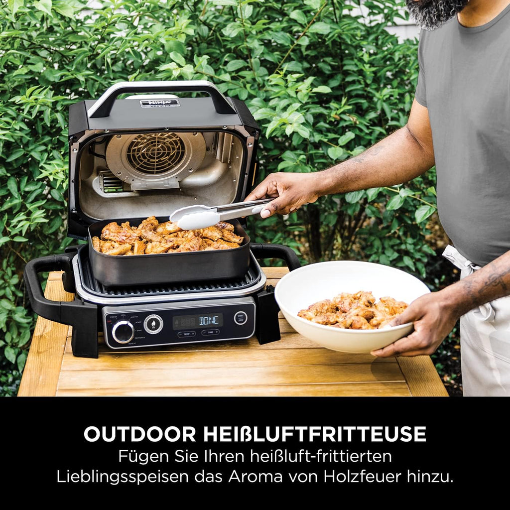 Ninja Woodfire BBQ elettrico e affumicatore e friggitrice ad aria, grill da esterno 7 in 1, friggitrice ad aria, affumicatore, arrostitore, forno e altro ancora, resistente alle intemperie, antiaderente, portatile, elettrico, grigio/nero OG701EU