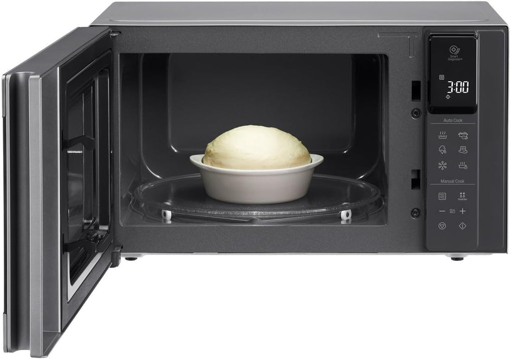 LG MS2595CIS Forno a microonde con tecnologia Smart Inverter, capacità 25 litri, 1000 W, programmi automatici, livelli di potenza regolabili e funzione EasyClean, argento