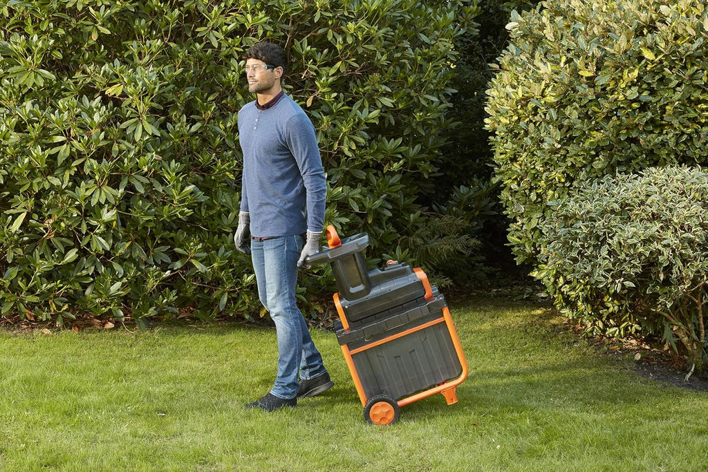 Black+Decker 2.800 Watt Elektro-Leisehäcksler (zur schnellen Zerkleinerung von Zweigen und Ästen bis 45 mm, 45l Auffangbehälter, Vorwärts-/Rückwärtslauf, robuste Räder+Standfüße) BEGAS5800 Multicolor