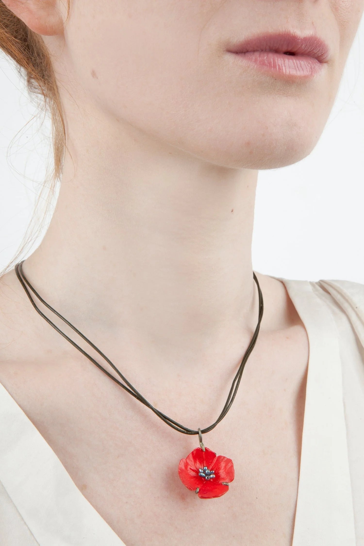 Collana in pelle con ciondolo a papavero