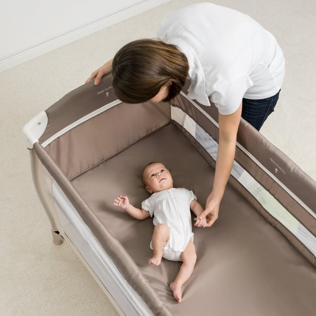 Hauck Lettino da viaggio Babycenter Zoo - con inserto per neonati, fasciatoio, arco giochi con carillon, portaoggetti, ruote, materasso, borsa per il trasporto (regolabile in altezza e pieghevole) - 120x60 cm