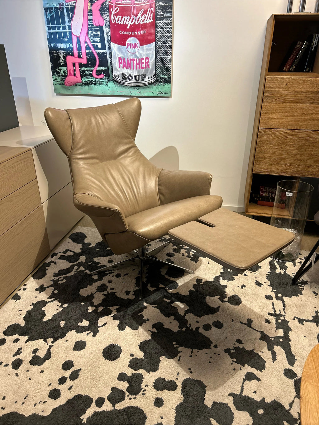 Poltrona relax da esposizione Gealux Arc in pelle color tortora, regolabile con motore a batteria
