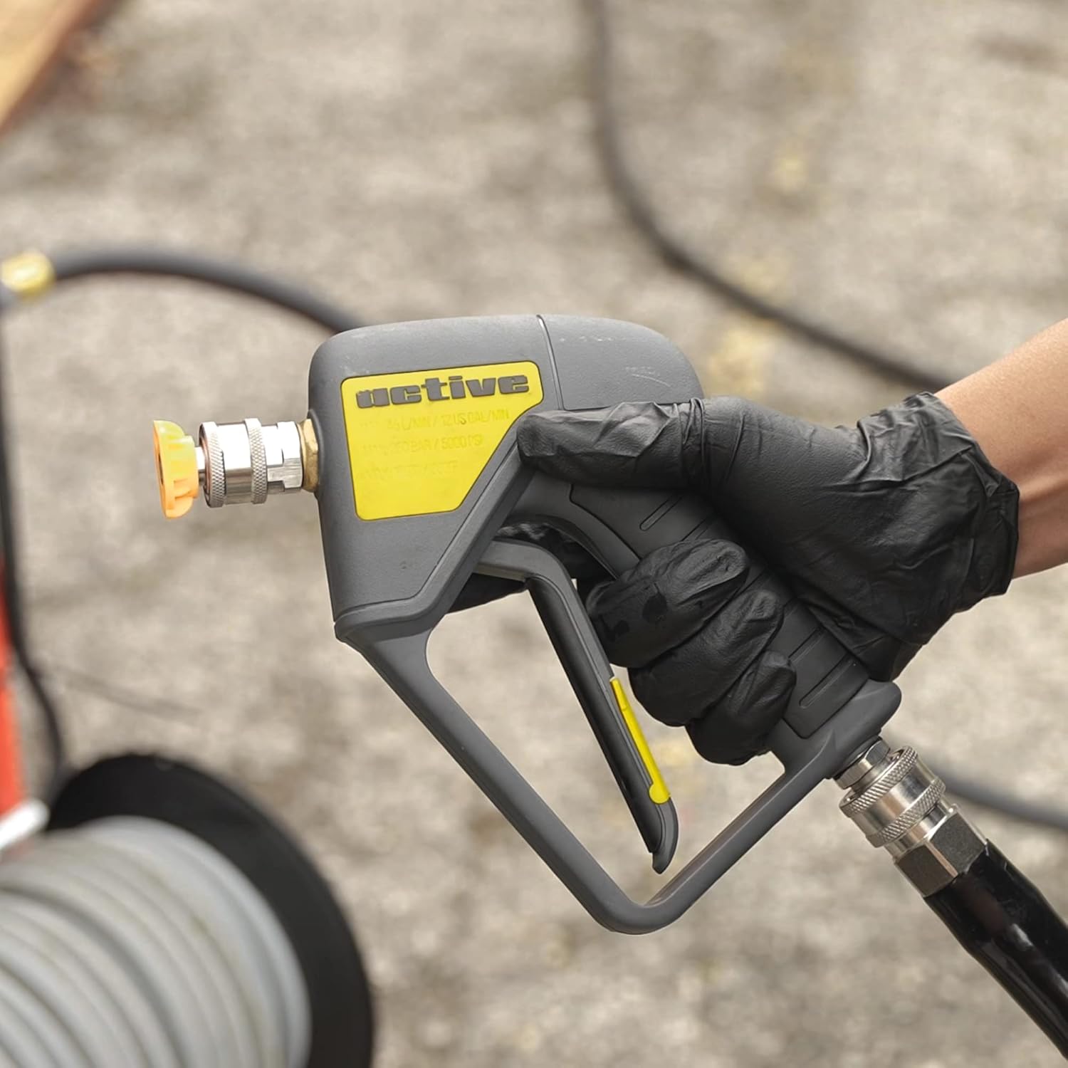 Pistola per idropulitrice ACTIVE con giunto girevole scorrevole, durevole ed efficiente. Costruita con valvole in acciaio inossidabile 304 e grilletto a basso sforzo. Compatibile con tutti i tipi di
