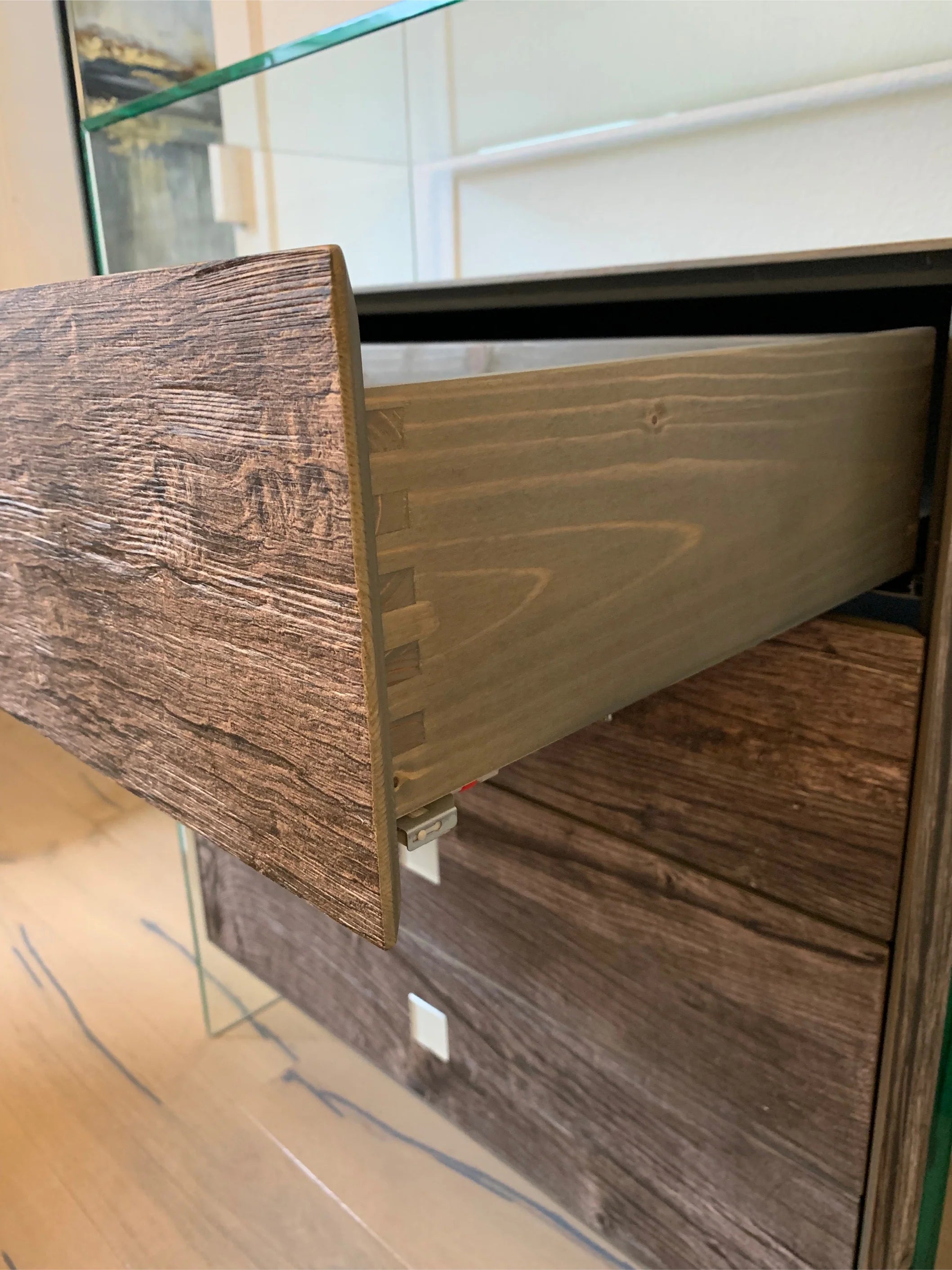 Dreieck Design Kommode Fusion Wood 4 Schübe, Glas, Fichte Vintage grau