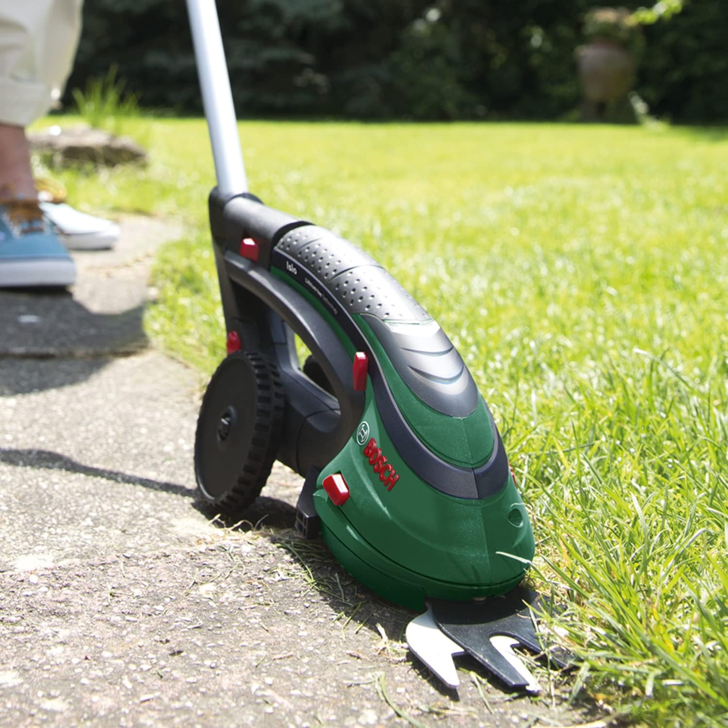 Set di tosaerba a batteria Bosch Isio (3,6 Volt, lunghezza lama 12 cm, distanza tra i denti 8 mm, con guanti da giardinaggio XL inclusi, in softcase) - Amazon Edition