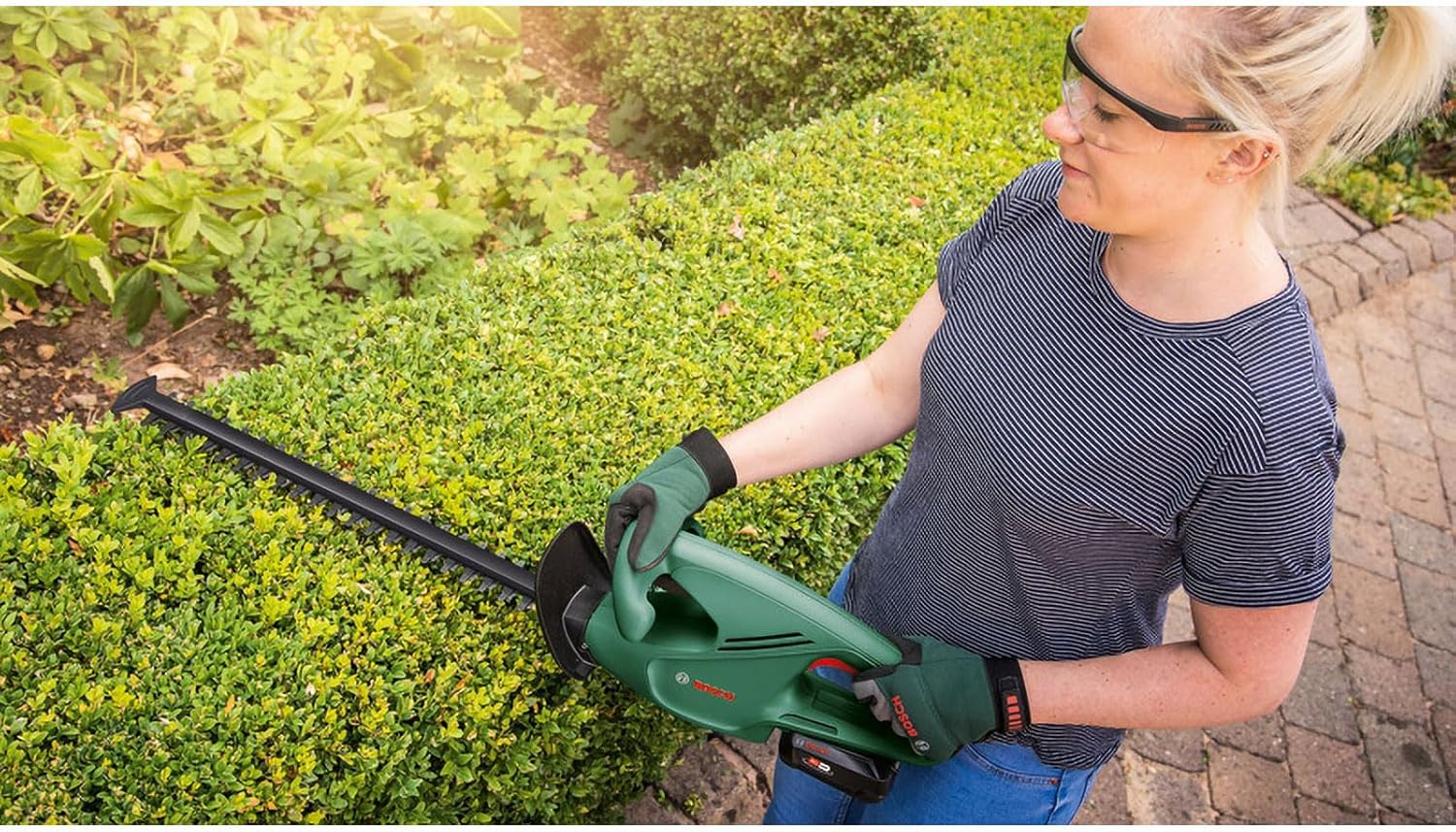 Bosch Akku Heckenschere EasyHedgeCut 18-45 (2 Akkus 2,0 Ah, 18-Volt-System, Messerlänge 45 cm, im Karton)