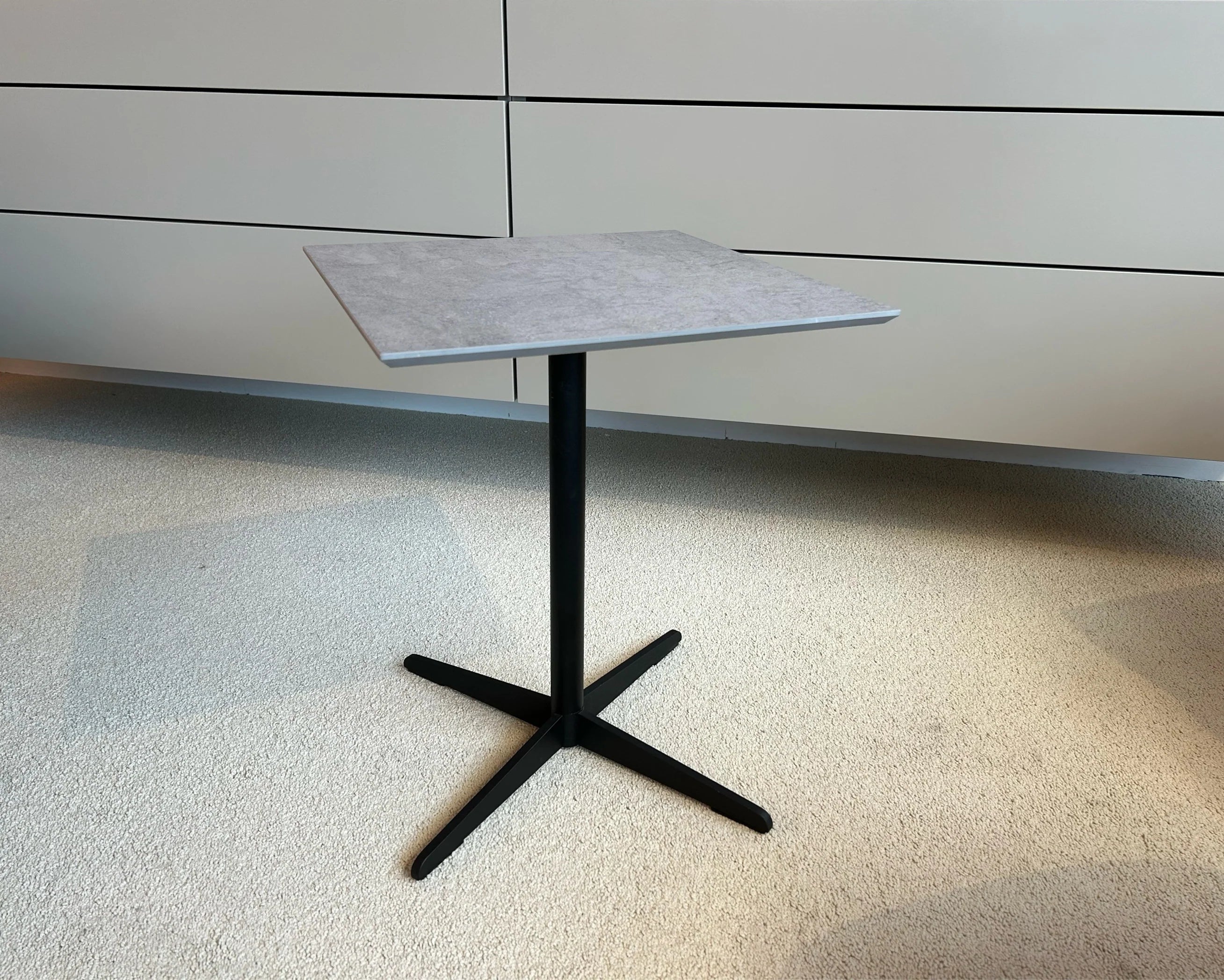Ronald Schmitt Design Beistelltisch K446 40x40cm, Keramik Zement grau
