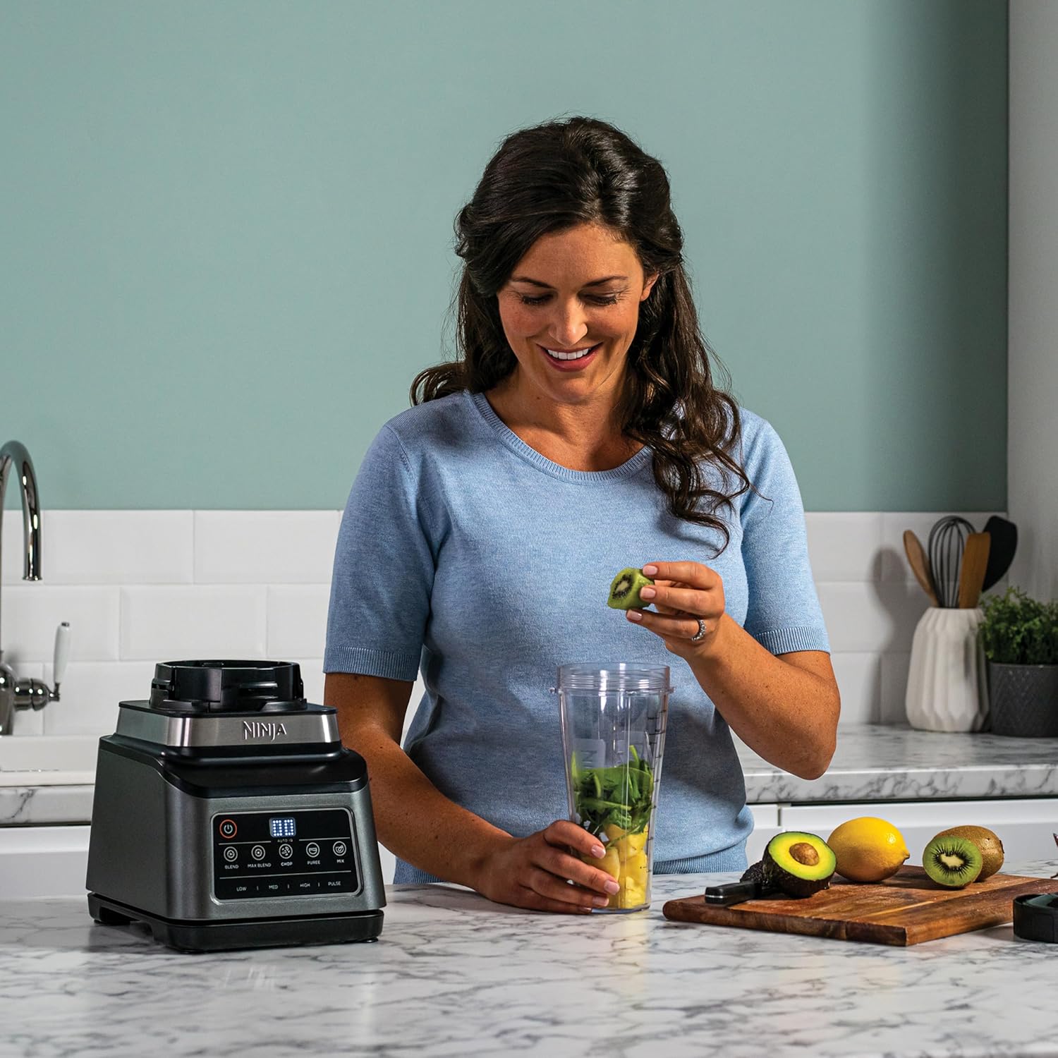 Ninja 3-in-1 robot da cucina e frullatore con 5 programmi: Frullare, Frullare al massimo, Tritare, Mescolare, Ridurre in purea, ciotola da 1,8L, caraffa da 2,1L, bicchiere da 700ml, 1200W, lavabile in lavastoviglie, Auto-iQ, nero BN800EU