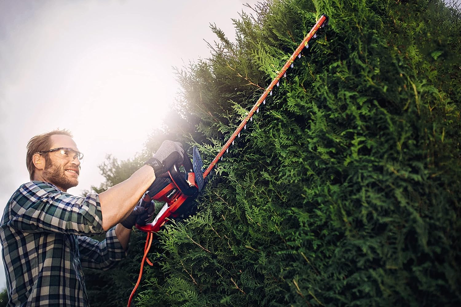 Einhell Tagliasiepi elettrico GE-EH 7067 (700 W, lama in acciaio tagliato e diamantato, ingranaggi in metallo, protezione antiurto, incl. fodero)