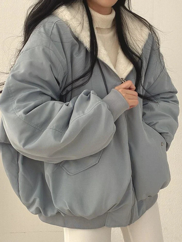Bequeme doppelreihige Jacke in bergre für Frauen mit Kapuze.