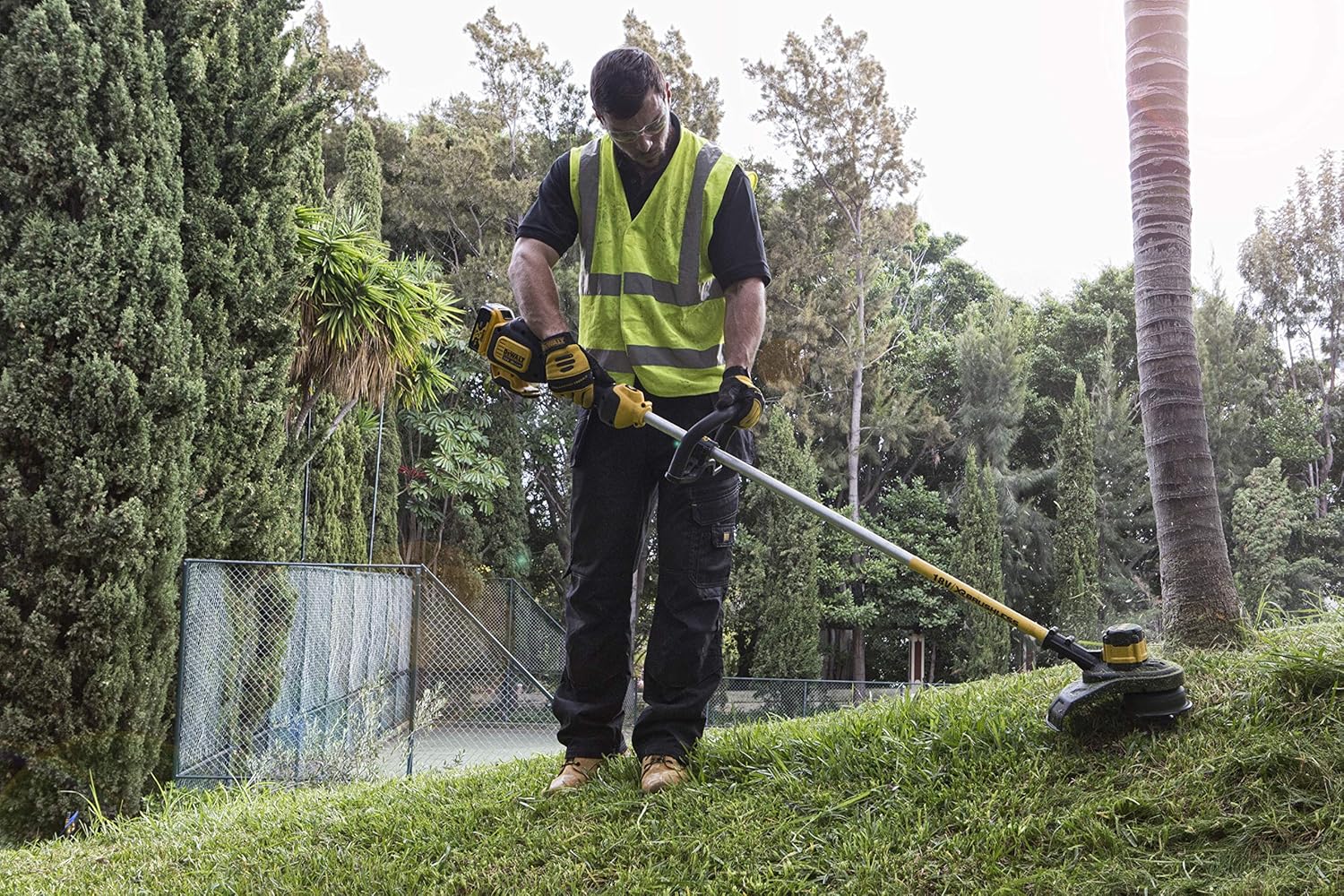 DEWALT Tagliabordi a batteria (18 Volt, senza spazzole, larghezza di taglio 30 cm, elettronica a due velocità, prolunga filo Bumb-Feed, per grandi superfici e giardini, fornito senza batteria e caricabatterie) DCM561PB