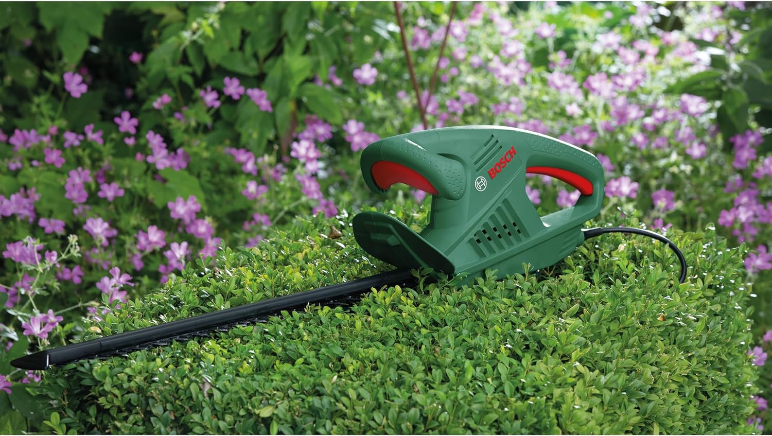 Bosch Heckenschere UniversalHedgeCut 60 (480 Watt, Messerlänge: 60 cm, für mittelgroße Hecken, Messerabstand: 30 mm, im Karton)