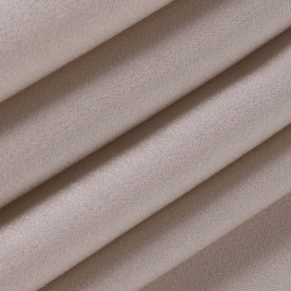 rmelloses Maxikleid mit V-Ausschnitt und Schlitzen