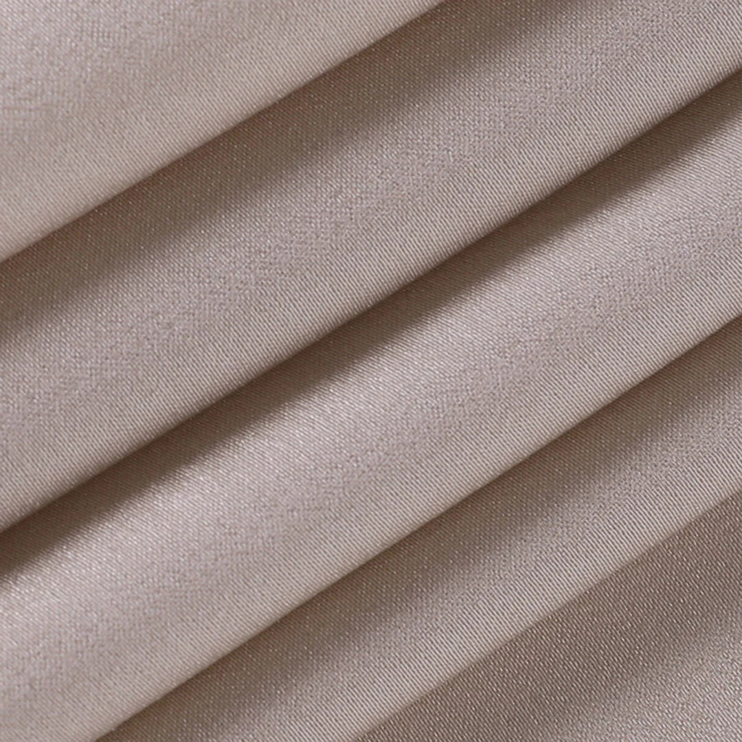rmelloses Maxikleid mit V-Ausschnitt und Schlitzen