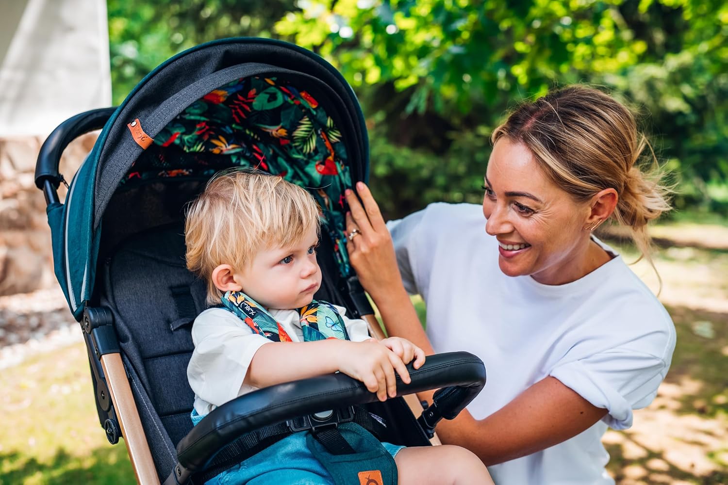 MOMI ESTELLE Kinderwagen für Kinder ab 6 Monat bis zu max körpergewicht von 15 kg, klappbar auf die Maße 65 x 51 x 21 cm, gewicht 7,5 kg, 5-Punkt-Sicherheitsgurt, koffer, grau-gold, Räder 6''/6,5''