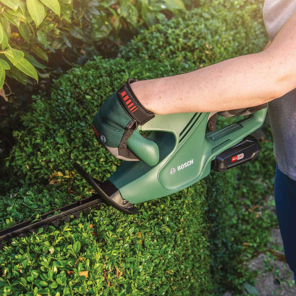 Bosch Akku Heckenschere EasyHedgeCut 18-45 (2 Akkus 2,0 Ah, 18-Volt-System, Messerlänge 45 cm, im Karton)