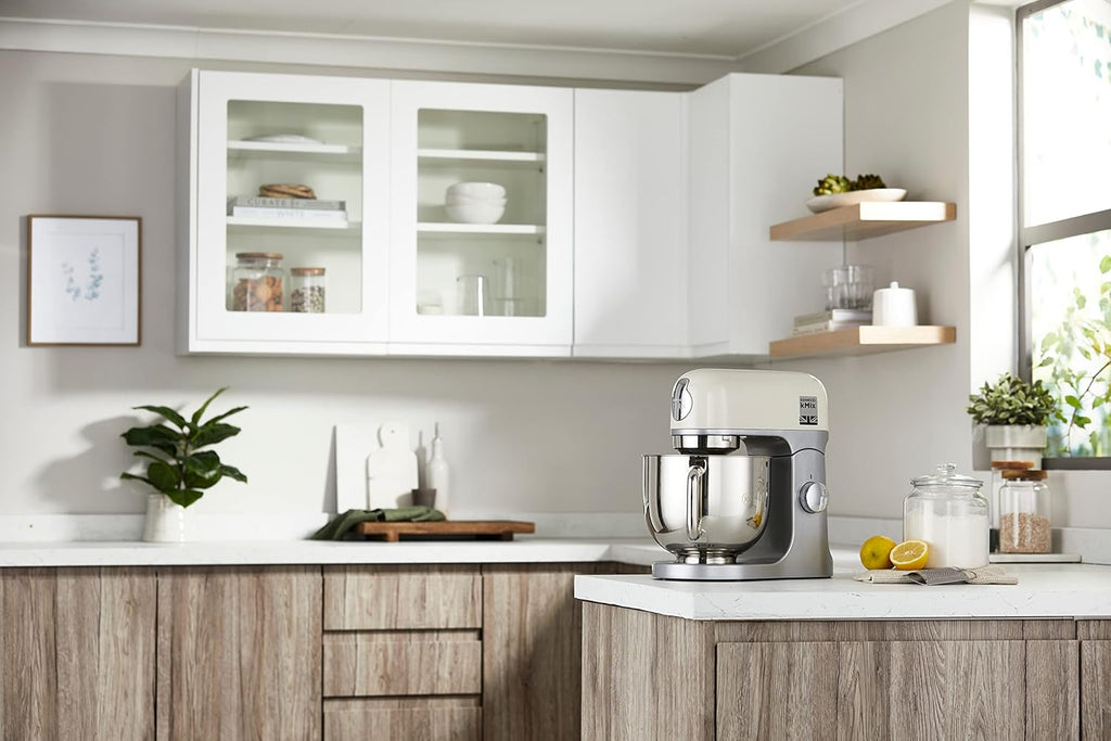 Kenwood kMix KMX750RD Robot da cucina, Ciotola in acciaio inox da 5 litri, Sistema di sicurezza Safe-Use, Corpo in metallo, 1000 Watt, Inclusi set di 3 accessori da pasticceria e paraspruzzi, Rosso