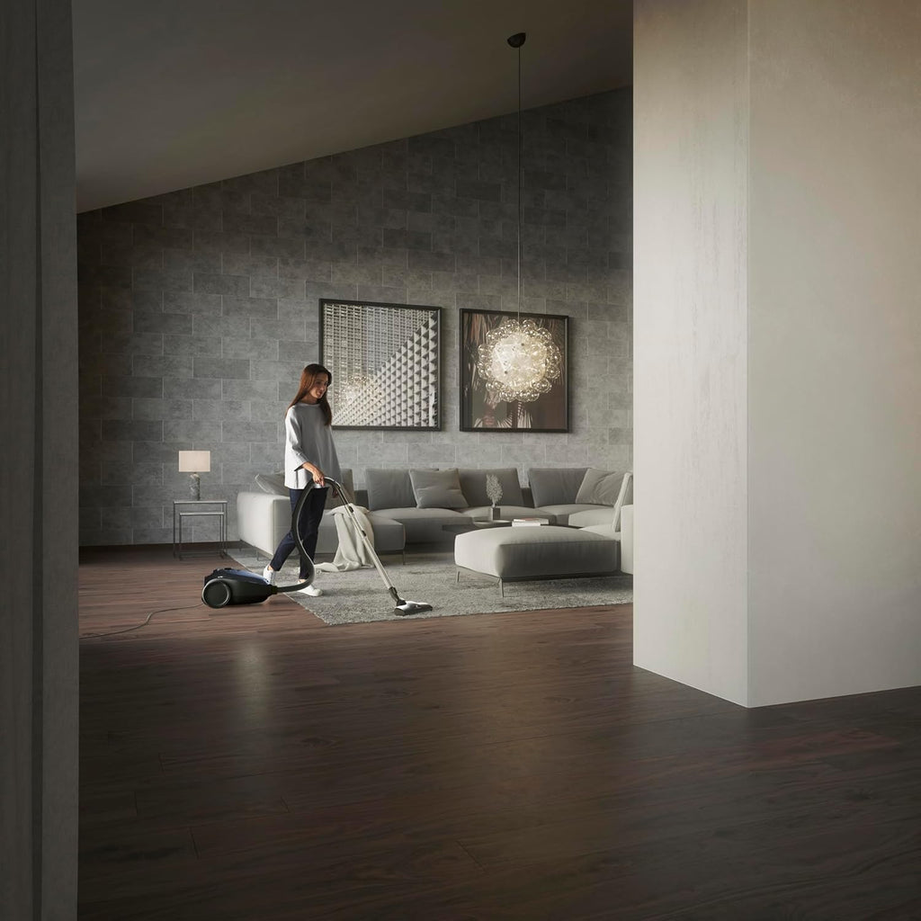 AEG VX82-1-KO Aspirapolvere / 75% materiale riciclato / regolazione automatica della potenza di aspirazione / estremamente silenzioso anche su tappeti / raccoglie particelle grandi + piccole / cavo lungo / 600W / nero