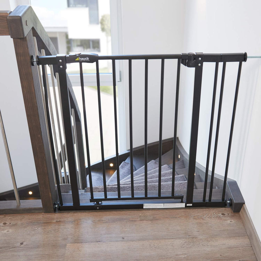 Hauck Treppenschutzgitter / Türschutzgitter Close N Stop incl. 21 cm Verlngerung, für Breiten 96 - 101 cm, ohne Bohren, Einhndiges ffnen, Beidseitig Schwenkbar, Metall, Schwarz