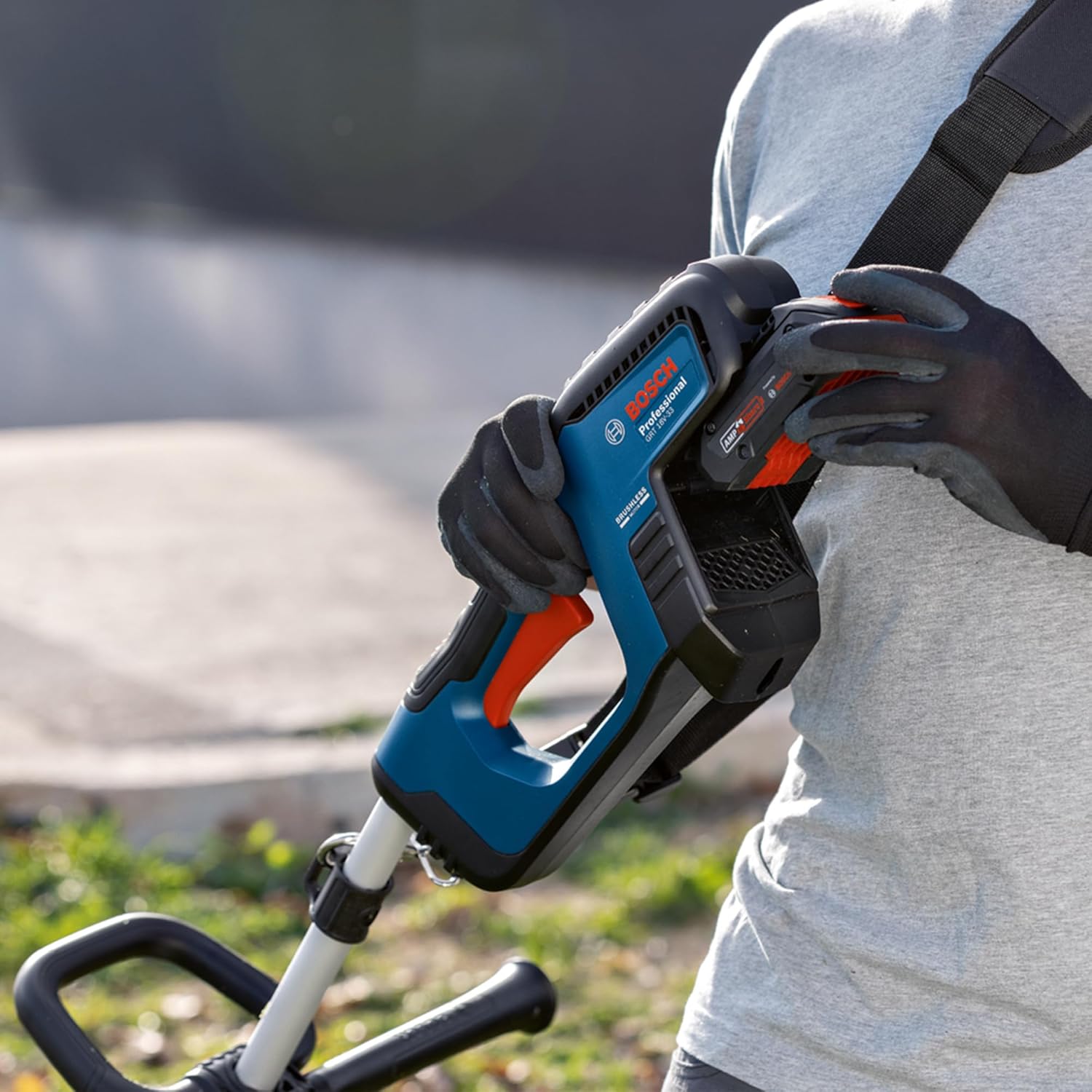 Bosch Professional 18V System Tagliabordi a batteria GRT 18V-33 (motore senza spazzole, diametro di taglio 33 cm, incl. 1 tracolla, 1 bobina di filo)