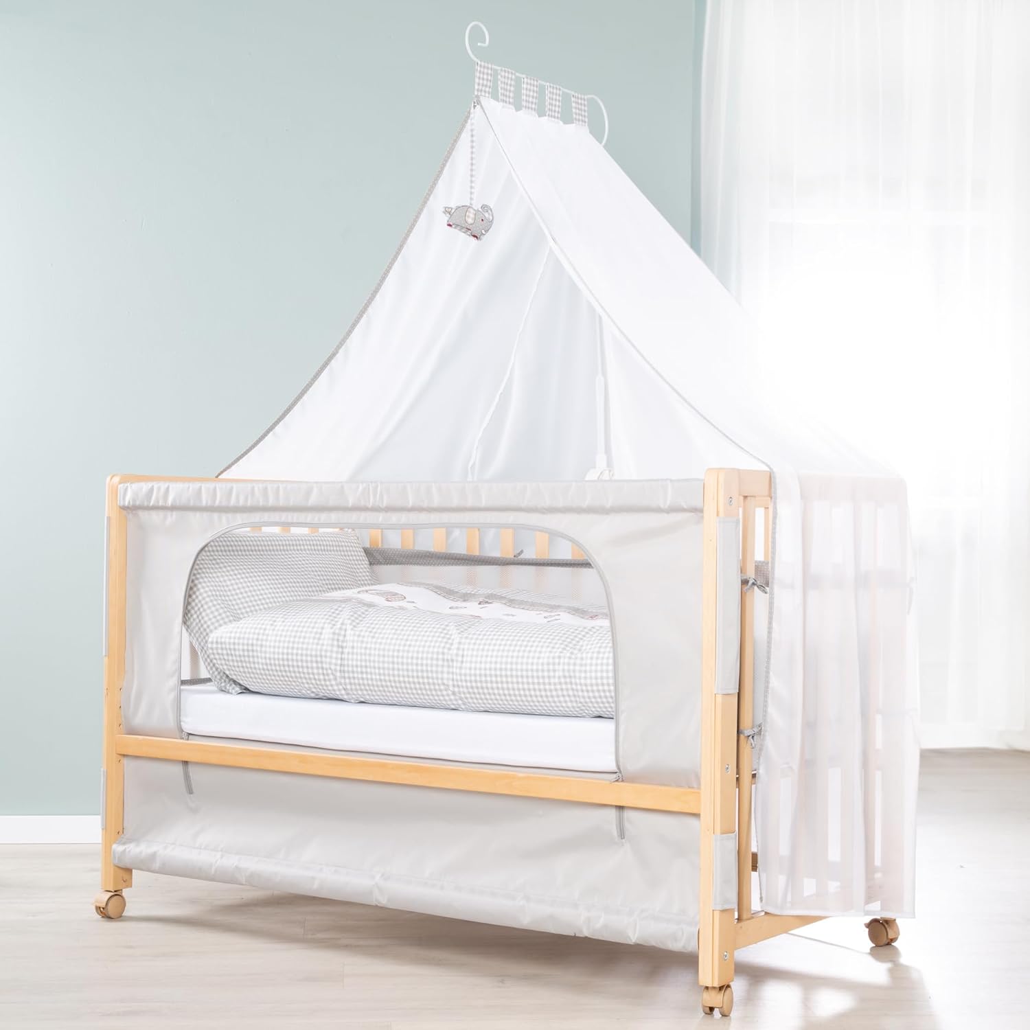 roba Beistellbett 60 x 120 cm - Adam & Eule Room Bed - Babybett zum Anstellen an Elternbett - Inklusive Matratze, Bettwäsche, Himmel - Mobil & Höhenverstellbar - Holz weiß