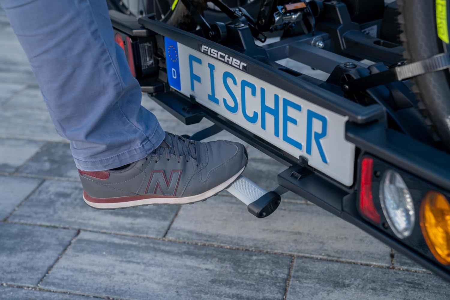 Fischer Portabici da Gancio Traino Proline Evo 2, per 2 biciclette fino a 60 kg di carico utile, adatto per e-bike, preassemblato, con serratura, pieghevole