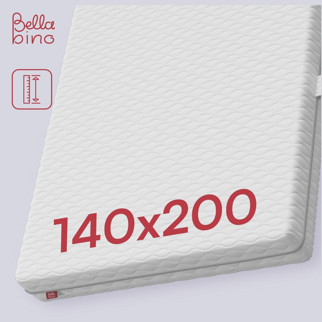 Bellabino Lettino per bambini Bia 140x200 cm, letto a capanna per bambini con protezione anticaduta e rete a doghe arrotolabile, letto a terra Montessori bianco in legno massello di pino