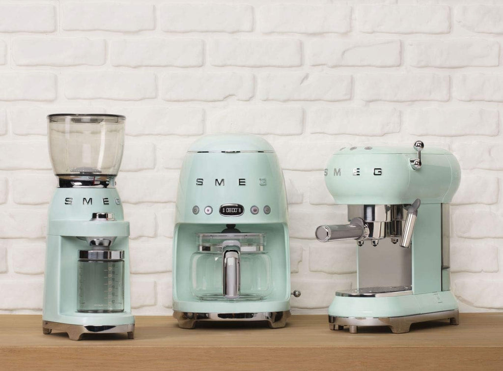 Smeg, DCF02BLMEU, Macchina da caffè con filtro, Funzione aroma e avvio automatico, Caraffa in vetro fino a 12 tazze, 2 livelli di intensità, Funzione di mantenimento del calore, 1050W, Nero opaco