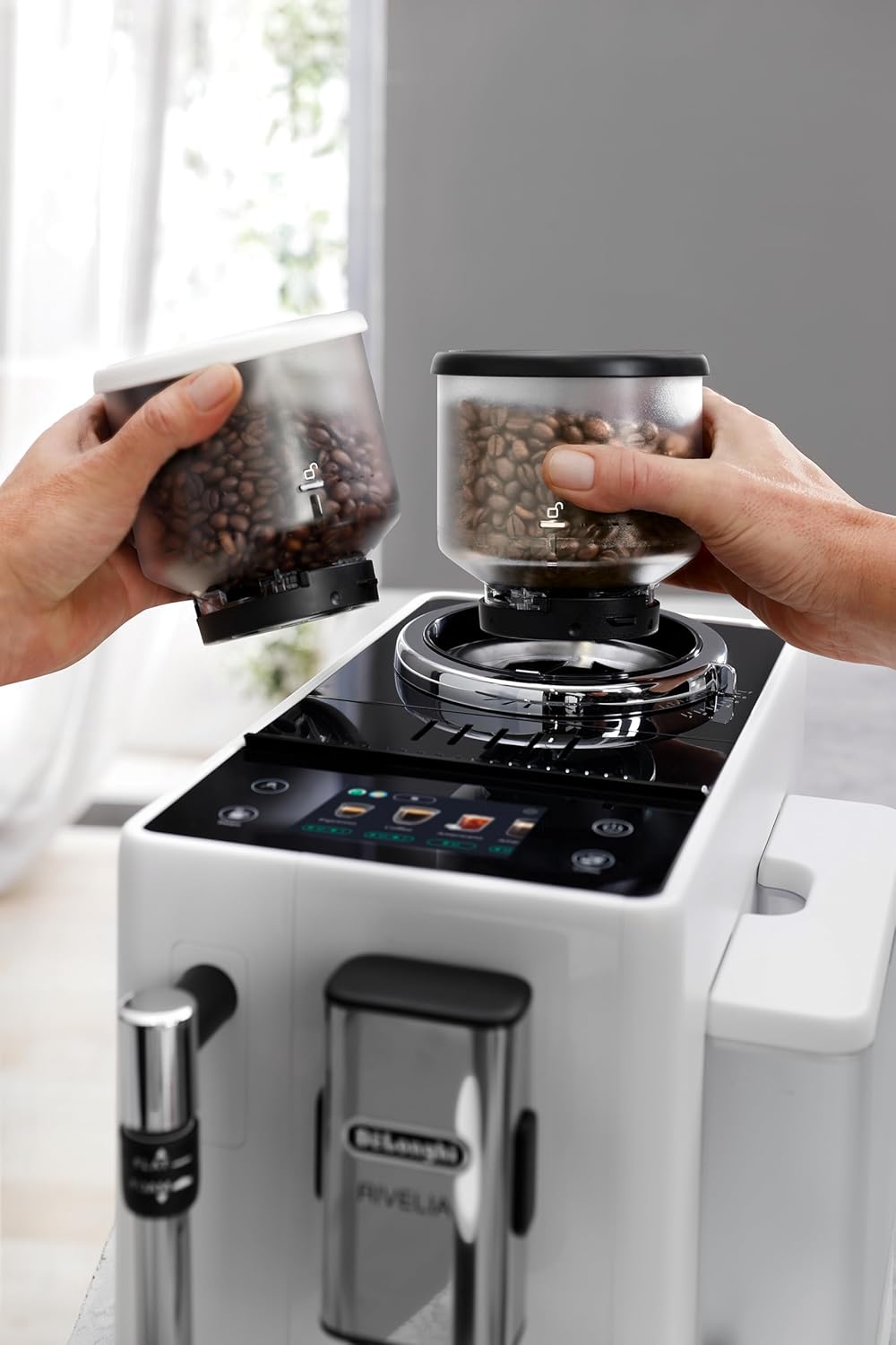 De'Longhi Rivelia EXAM440.55.W Macchina da Caffè Automatica con Sistema LatteCrema, Contenitore chicchi intercambiabile, 16 bevande caffè e latte con un solo tocco, Funzione Extra Shot, Display Touch da 3,5 pollici, Bianco