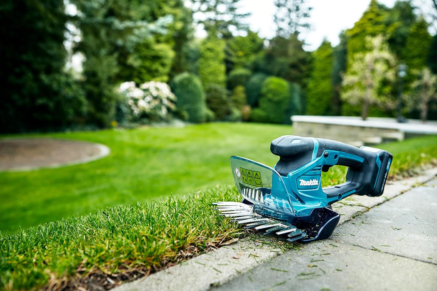 Makita UM600DSMEX Akku-Gras-Strauchschere 12V max, 4,0 Ah, 2 Akkus BL1041B, Ladegerät DC10SB, inklusive Schnittgutsammler