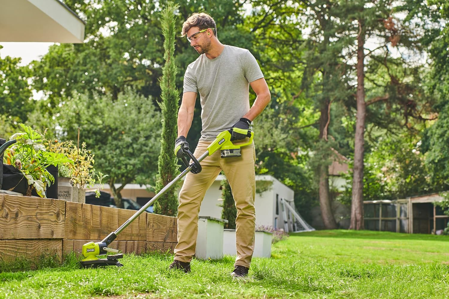 RYOBI 18 V ONE+ Akku-Rasentrimmer mit Radführung RY18LT33A-0 (33 cm Kantenschneidefunktion mit Fußsteuerung, Ø Fadenspule 1 x 1,65 mm, ohne Akku und Ladegerät)
