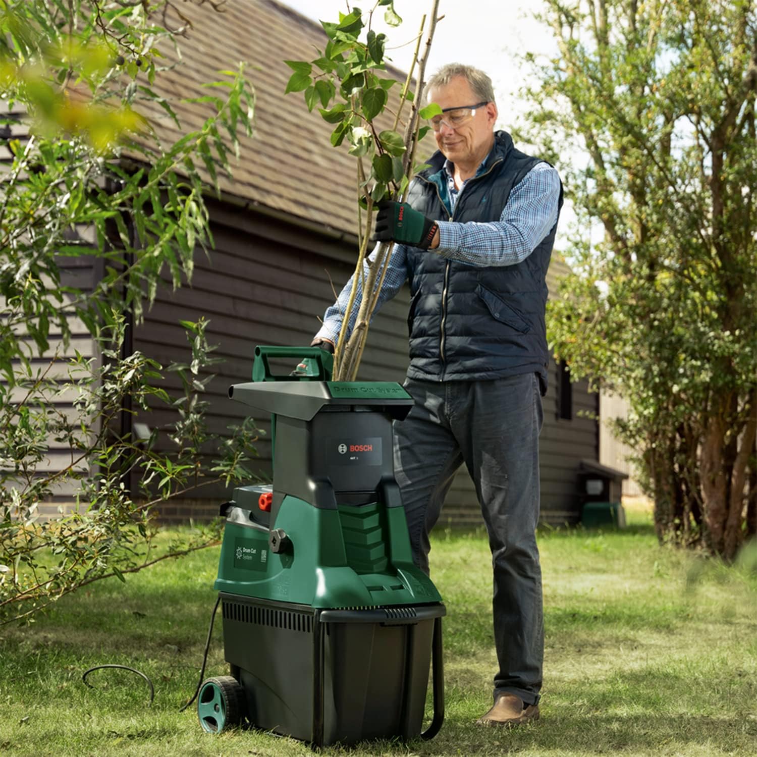 Bosch Trituratore a turbina AXT 25 TC (2.500 W; adatto per legno e residui di giardinaggio duri; include guanti da giardinaggio; contenitore di raccolta integrato da 53 l; in cartone) – Edizione