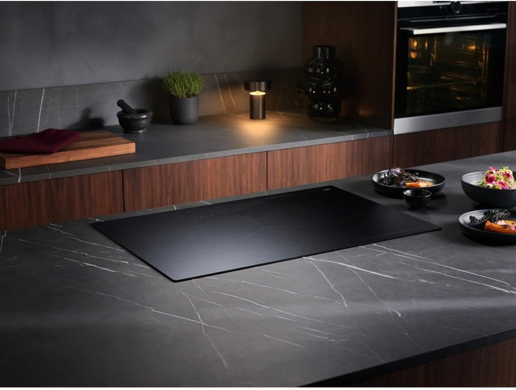 AEG piano cottura a induzione autonomo 80cm con cappa integrata / Prodotto in Germania / 4 zone cottura Flexi con funzione Bridge (combinazione di 2 zone) / Funzione automatica della cappa / Filtro a carbone attivo / COLI84COXB