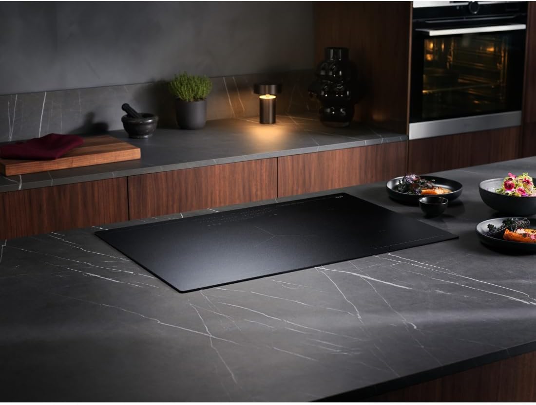AEG piano cottura a induzione autonomo 80cm con cappa integrata / Prodotto in Germania / 4 zone cottura Flexi con funzione Bridge (combinazione di 2 zone) / Funzione automatica della cappa / Filtro a carbone attivo / COLI84COXB