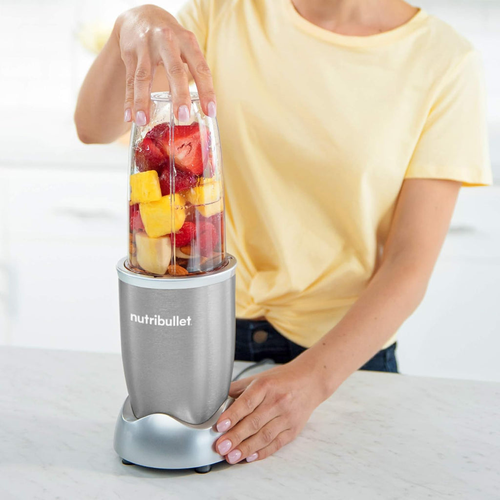 nutribullet Pro, 900 Watt, Facile e veloce da usare, Compatto, Facile da pulire, Con bicchiere da 700 ml, Frullatore per smoothie, Mixer elettrico, NB904B, Nero