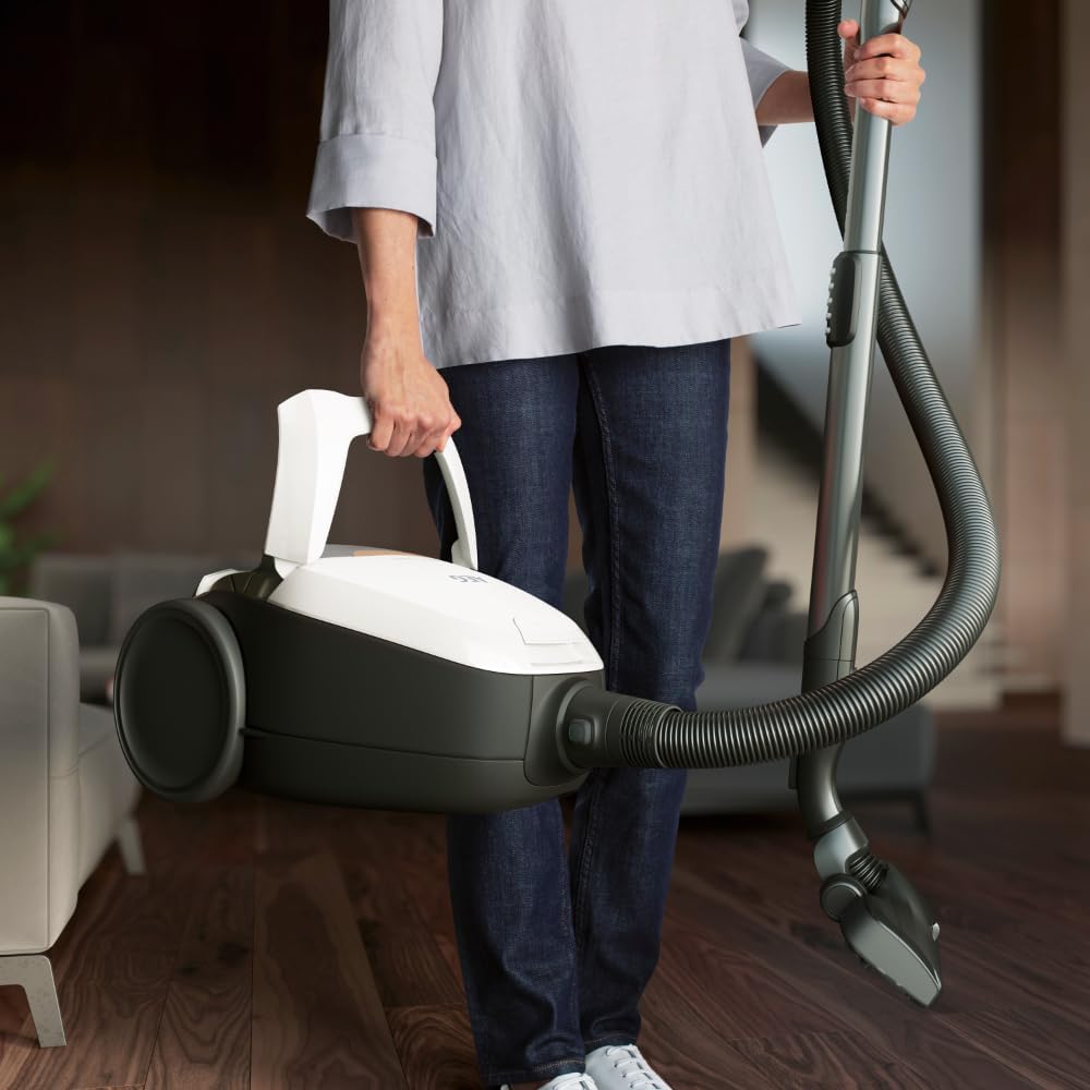 AEG VX82-1-KO Aspirapolvere / 75% materiale riciclato / regolazione automatica della potenza di aspirazione / estremamente silenzioso anche su tappeti / raccoglie particelle grandi + piccole / cavo lungo / 600W / nero