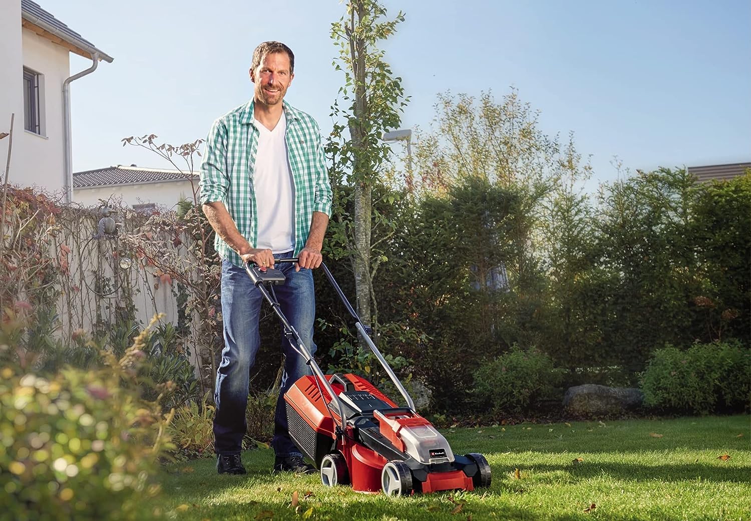 Rasaerba a batteria Einhell City GE-CM 18/30 Li Kit Power X-Change (18 V, larghezza di taglio 30 cm, fino a 150 m², motore brushless, cesto di raccolta 25 l, altezza di taglio 30-70 mm, incl. batteria da 3,0 Ah + caricabatterie)