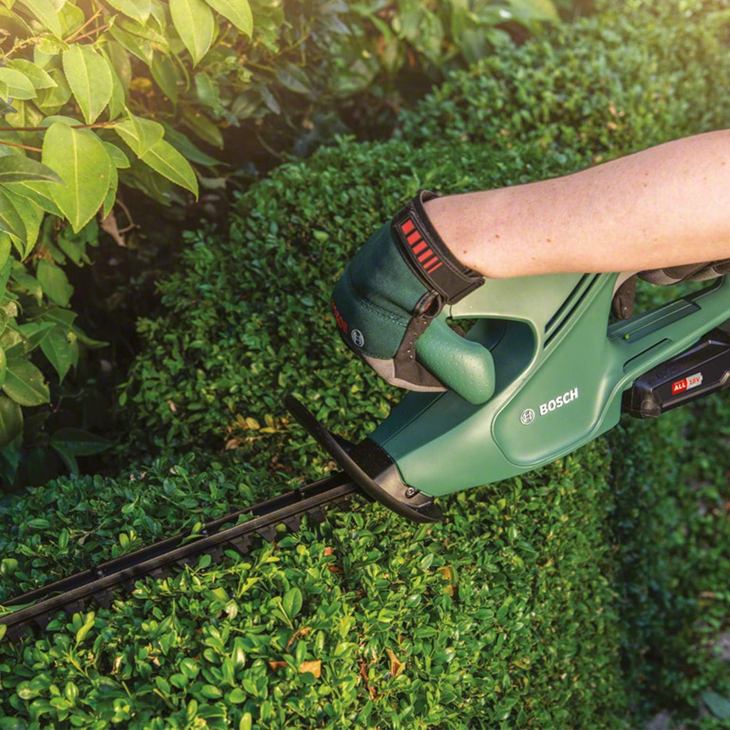 Bosch Akku Heckenschere EasyHedgeCut 18-45 (2 Akkus 2,0 Ah, 18-Volt-System, Messerlänge 45 cm, im Karton)
