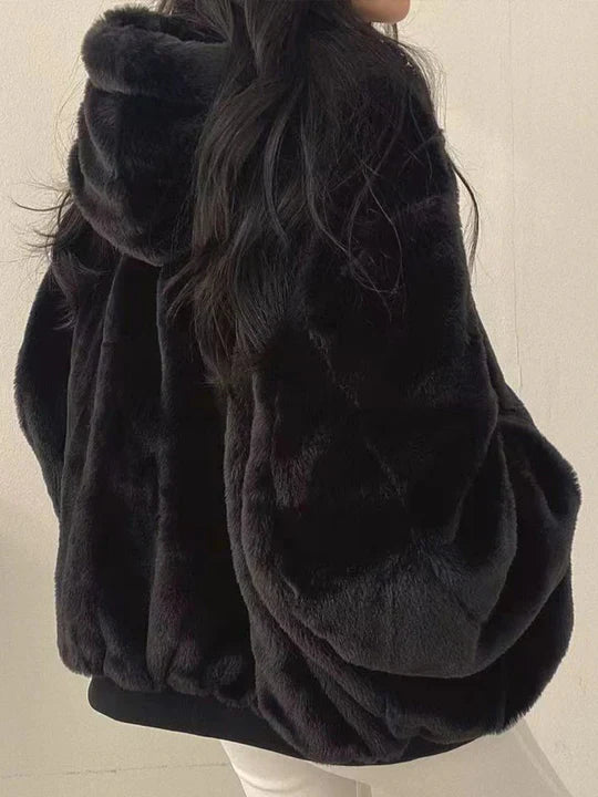 Bequeme doppelreihige Jacke in bergre für Frauen mit Kapuze.