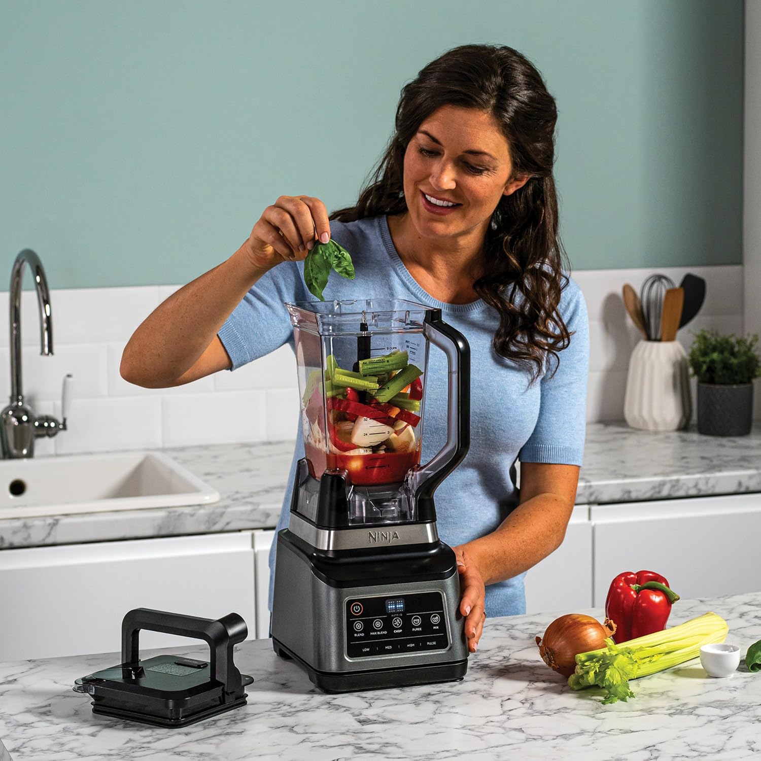 Ninja 3-in-1 robot da cucina e frullatore con 5 programmi: Frullare, Frullare al massimo, Tritare, Mescolare, Ridurre in purea, ciotola da 1,8L, caraffa da 2,1L, bicchiere da 700ml, 1200W, lavabile in lavastoviglie, Auto-iQ, nero BN800EU