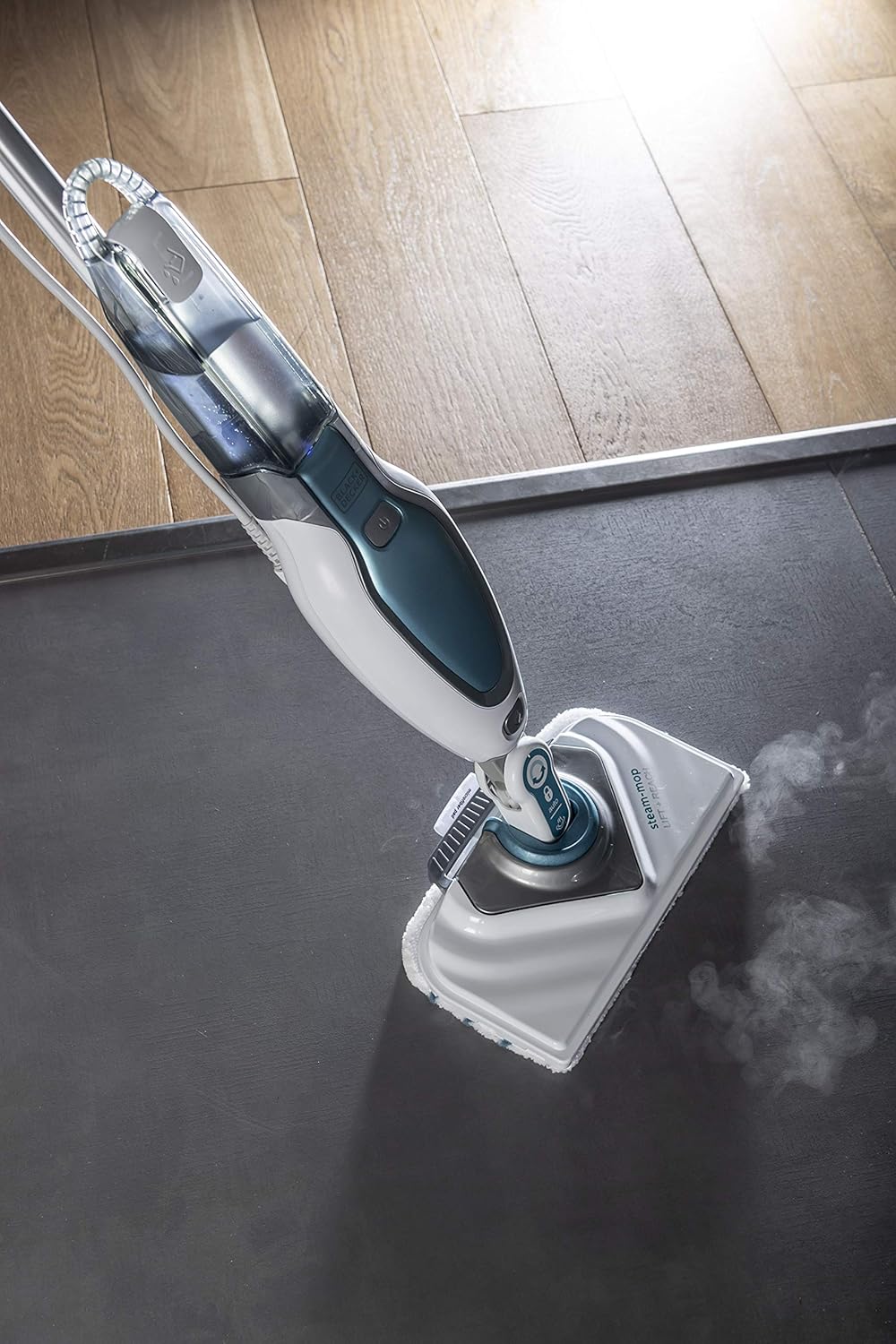 Black+Decker Pulitore a vapore Steam Mop Deluxe FSM1630 / Mop a vapore verticale per pavimenti duri sigillati/Pulizia dei pavimenti con panno in microfibra lavabile / Piede rimovibile ruotabile a 180° / 1600W