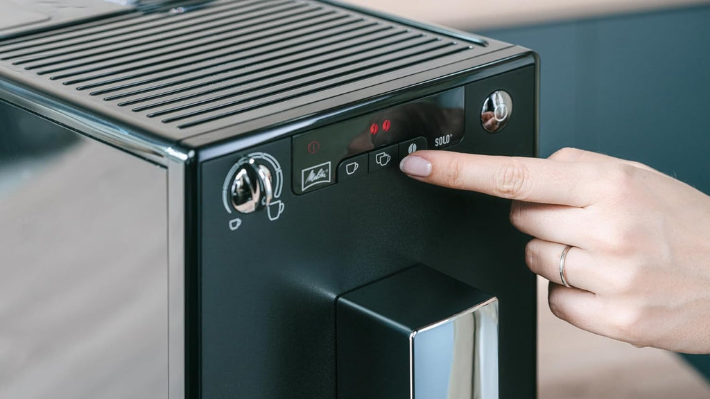 Melitta Solo - Macchina da caffè automatica con beccuccio regolabile in altezza, macchina da caffè piccola con serbatoio dell'acqua rimovibile, per es. espresso o caffè crema, argento