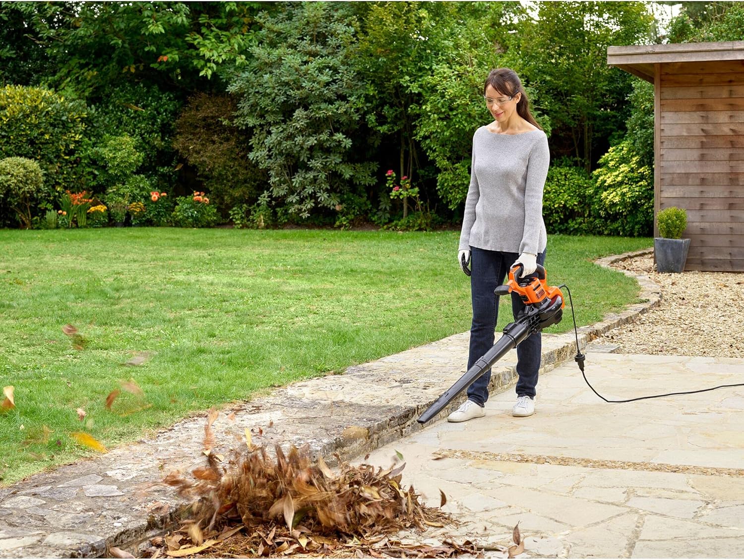 Black+Decker Aspiratore/Soffiatore Elettrico 3-in-1 BEBLV301 (3.000 Watt, con trituratore + rastrello raccogli foglie attaccabile, zaino raccogli foglie da 72l – elevata velocità di soffiaggio e potenza di aspirazione regolabile)