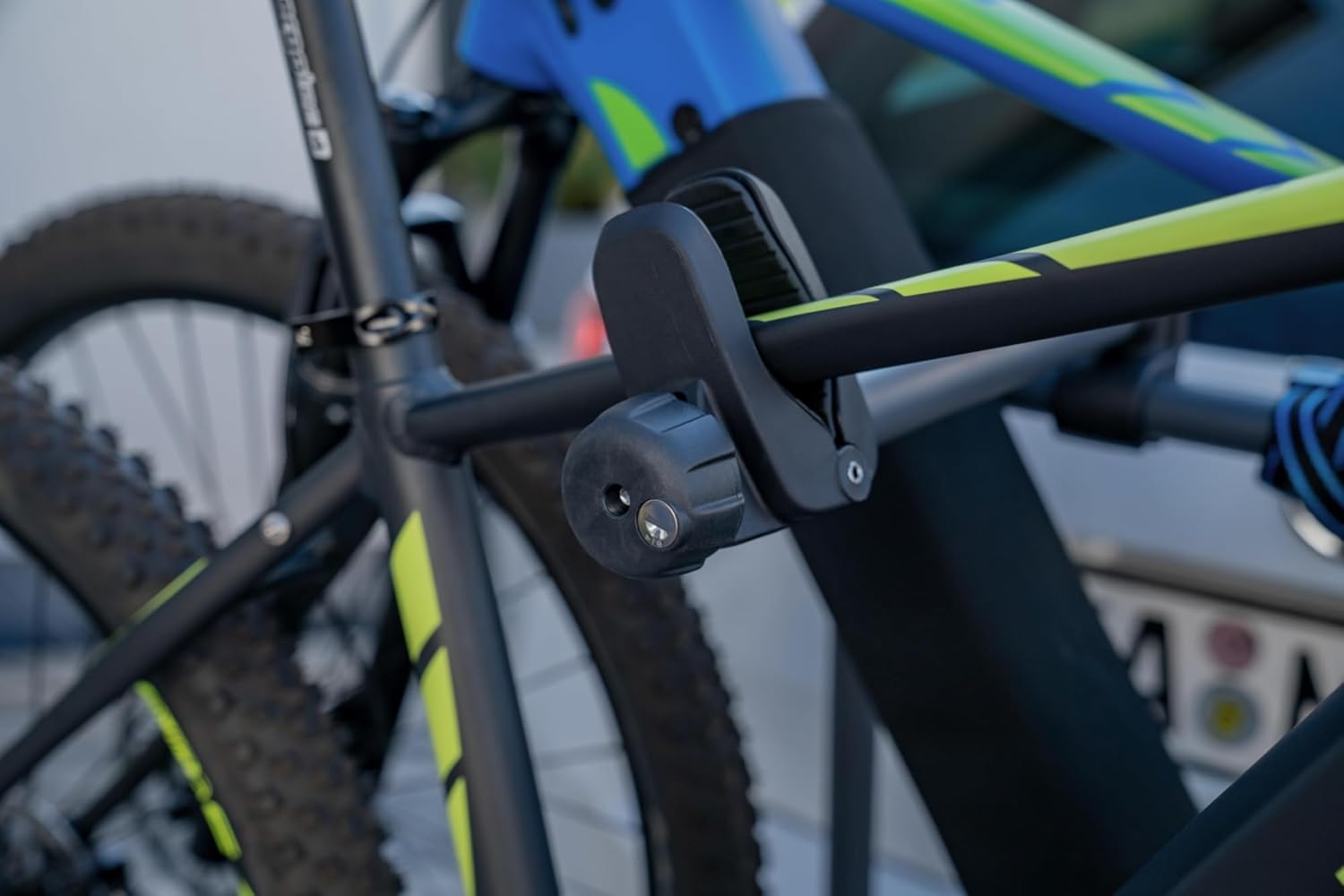 Fischer Portabici da Gancio Traino Proline Evo 2, per 2 biciclette fino a 60 kg di carico utile, adatto per e-bike, preassemblato, con serratura, pieghevole
