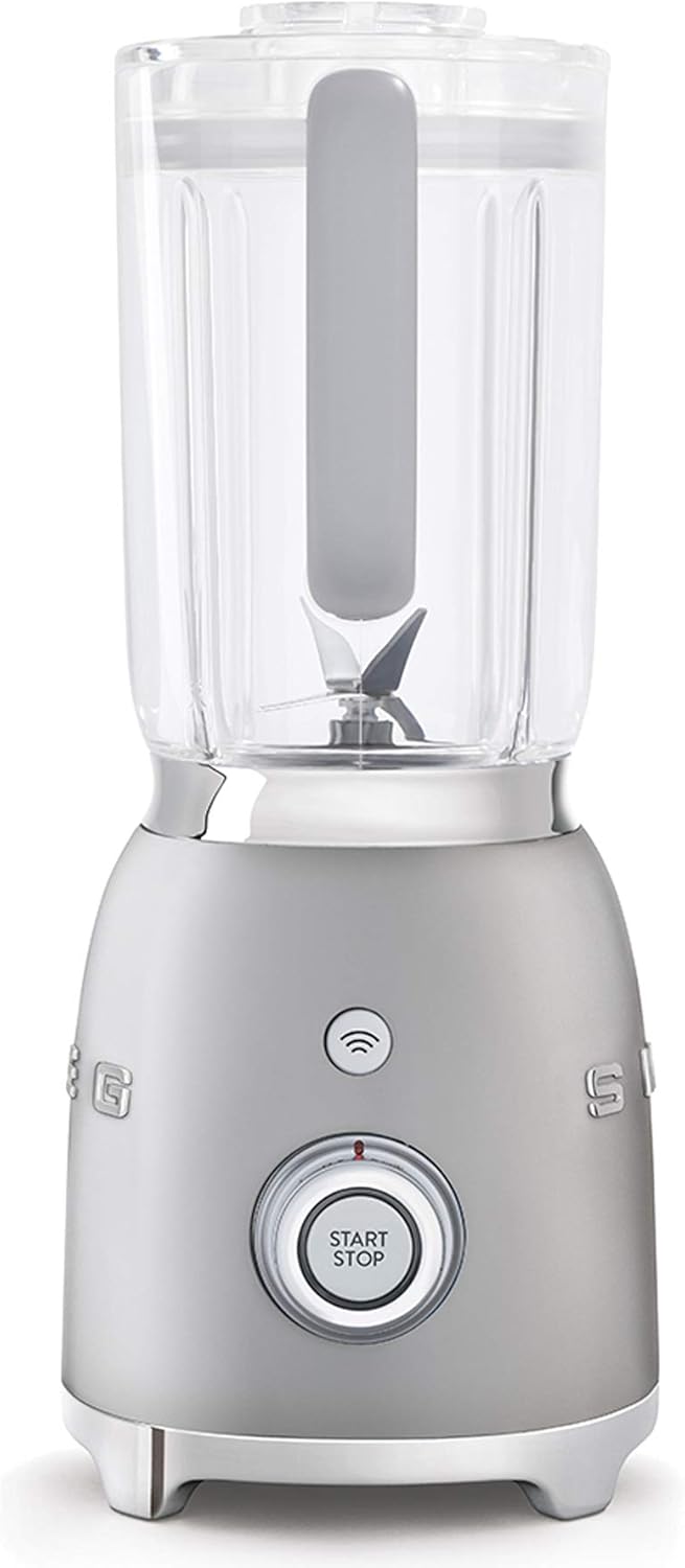 SMEG, BLF01SVEU Frullatore da 1,5 l, 4 velocità, 3 programmi automatici, Doppia lama rimovibile, Coperchio trasparente con tappo dosatore, Antiscivolo, 800W, Argento