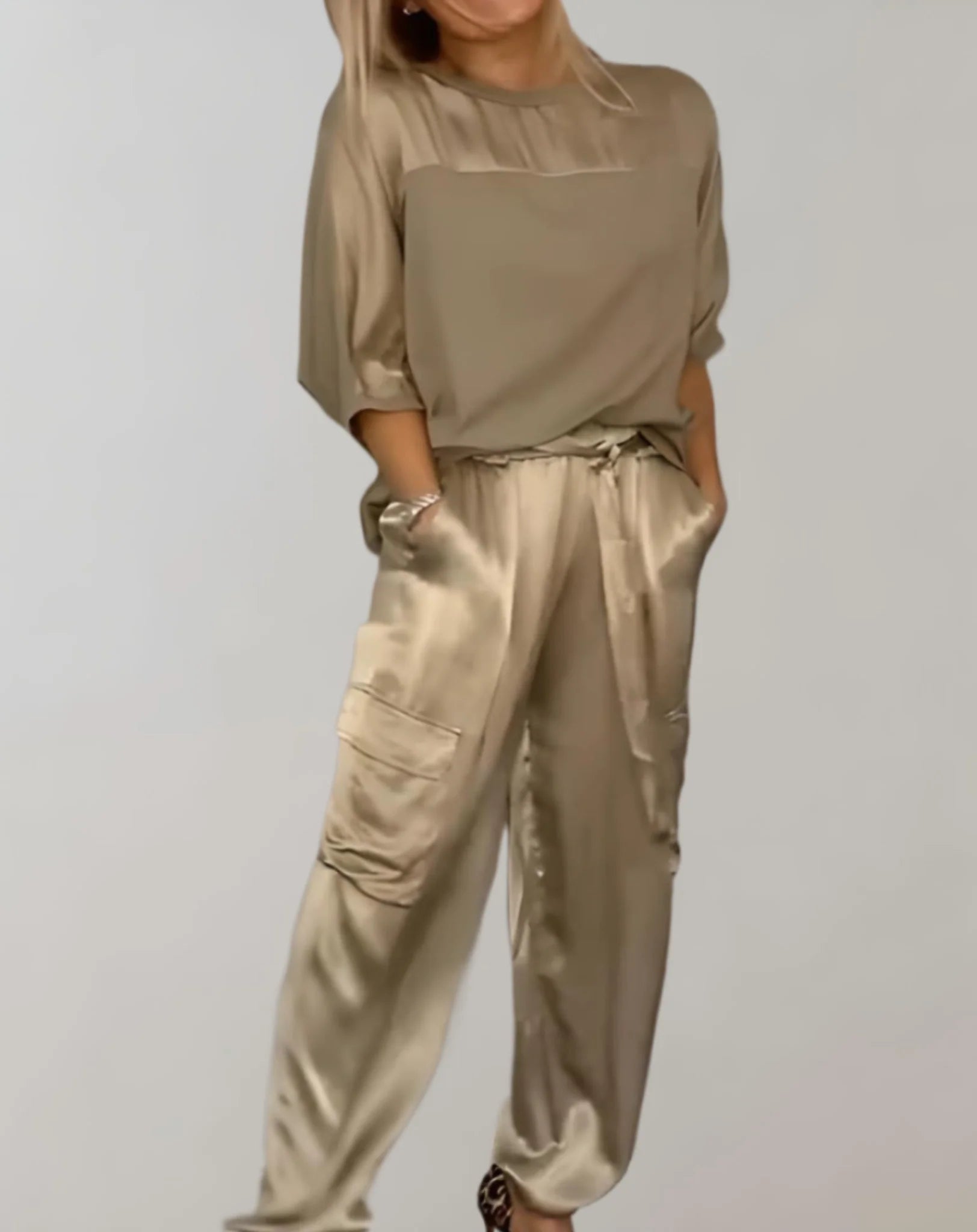 2-teiliges Set aus Satin-Oberteil mit 3/4-rmel und Rundhalsausschnitt kombiniert mit Satin-Hose mit Multi