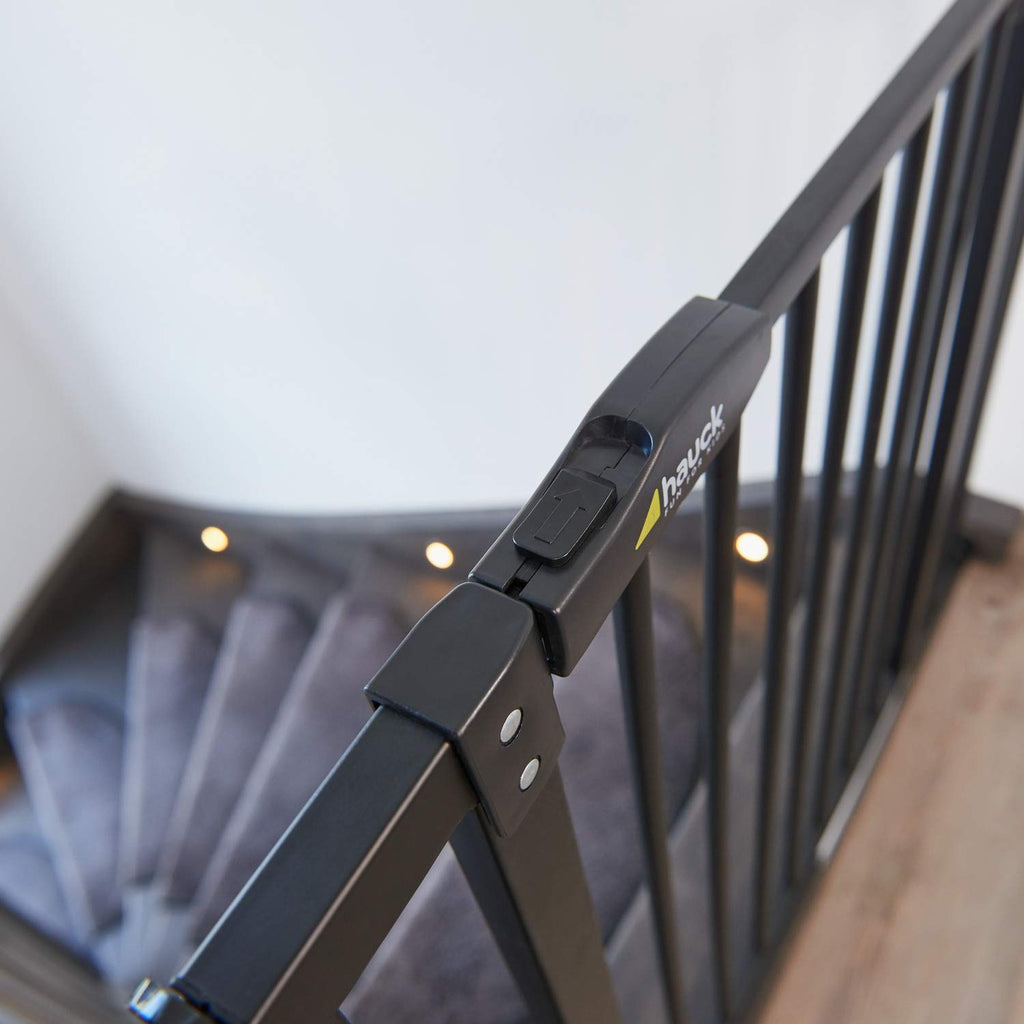 Hauck Treppenschutzgitter / Türschutzgitter Close N Stop incl. 21 cm Verlngerung, für Breiten 96 - 101 cm, ohne Bohren, Einhndiges ffnen, Beidseitig Schwenkbar, Metall, Schwarz