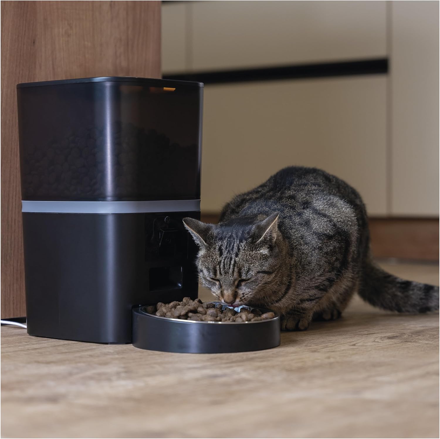 EMOS - GoSmart Futterautomat 6 l mit Kamera - WLAN Pet Care Futterspender mit App - Trockenfutter Automat für Katze & Hund mit Zeitplan, Sprachaufzeichnung, Dosierung 1–12 Mahlzeiten pro Tag - Schwarz